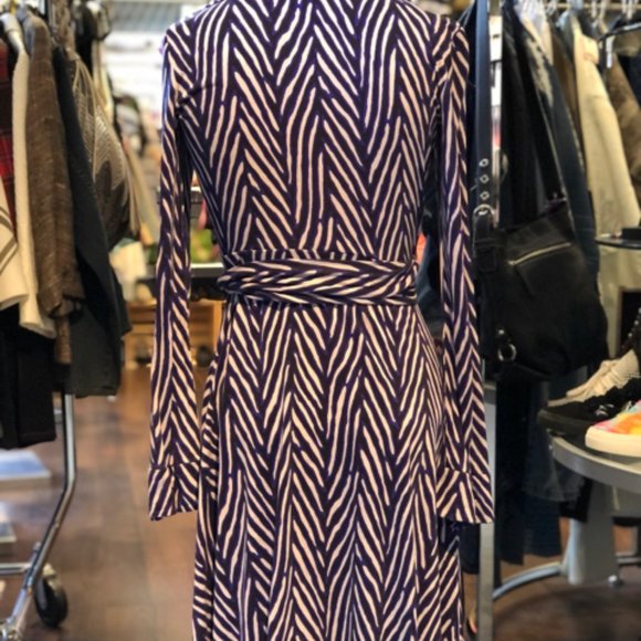 DIANE VON FURSTENBERG PRINT WRAP DRESS SZ SMALL - Picture 2 of 3